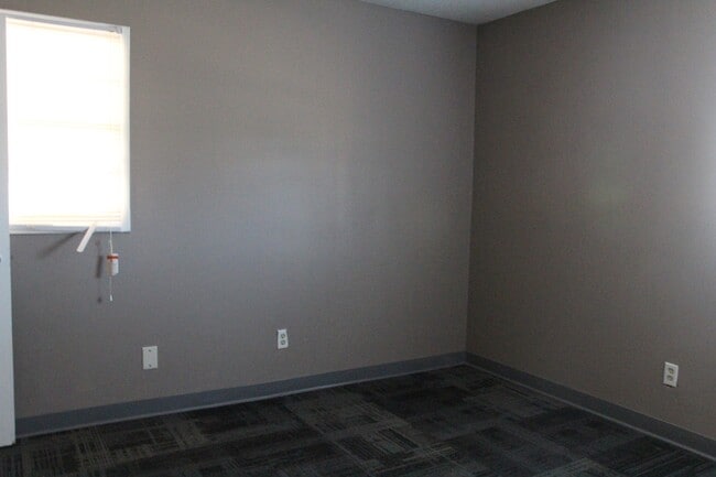 Building Photo - 2105 Evergreen Dr