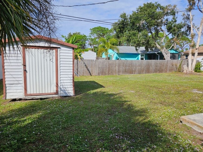 Building Photo - Annual Unfurnished Cute Florida Home with a private backyard for enjoying the Florida Lifestyle! ...