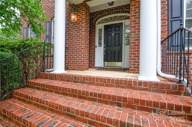 Building Photo - 5004 Woodview Ln