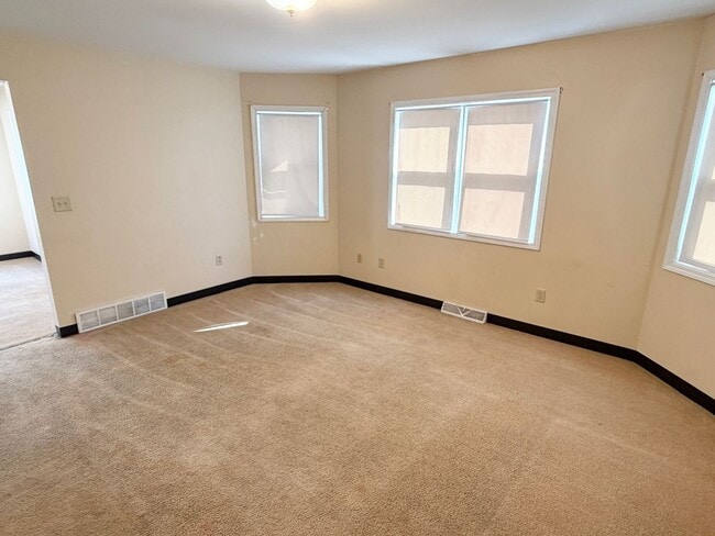 Building Photo - 3-Bedroom, 1-Bath Home with Off-Street Parking