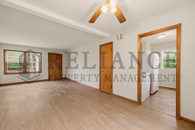 Building Photo - 374 N Hillcrest St