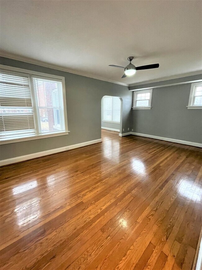 Building Photo - $1750 - Spacious & Updated 2B/2B Main Floo...