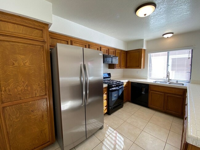 Building Photo - 3 Bed 2 Story Townhome in Tanglewood Community!