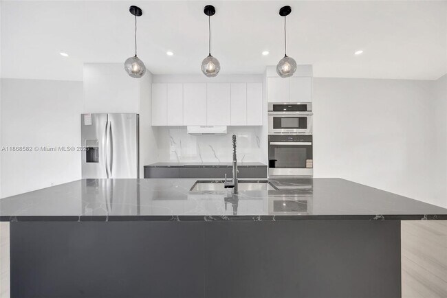 Building Photo - 964 NE 41st Pl
