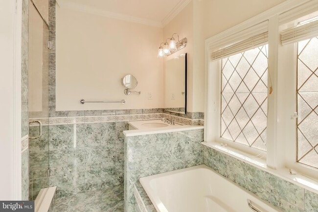 Building Photo - 4001 N Ridgeview Rd