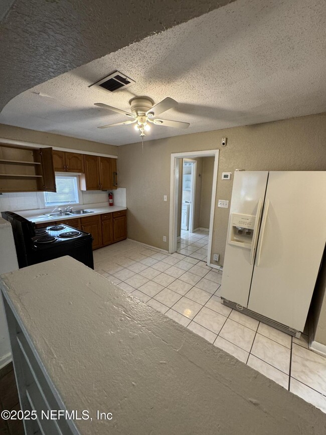 Building Photo - 1817 Lakewood Rd