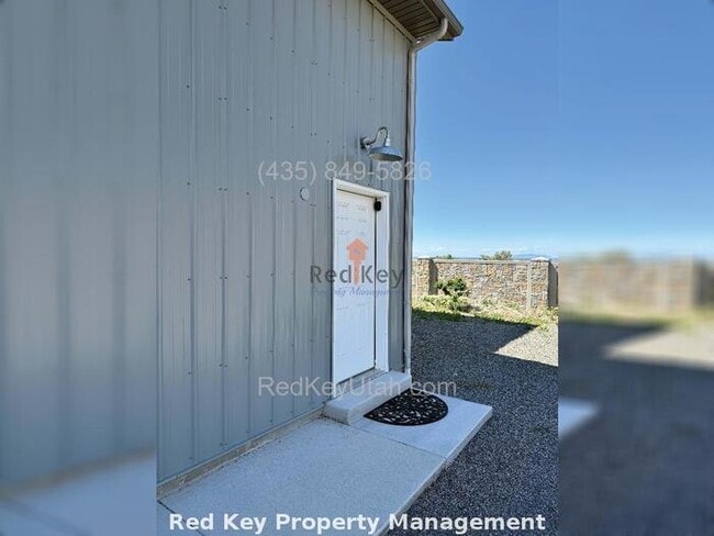 Building Photo - Adobe Rock Dr. Fully Furnished