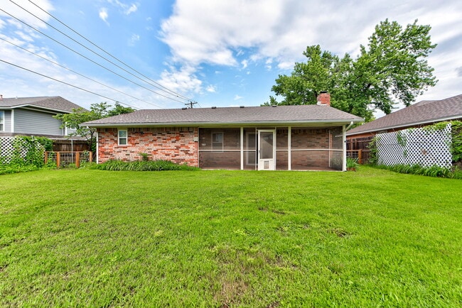 Building Photo - 721 Vicksburg Ave