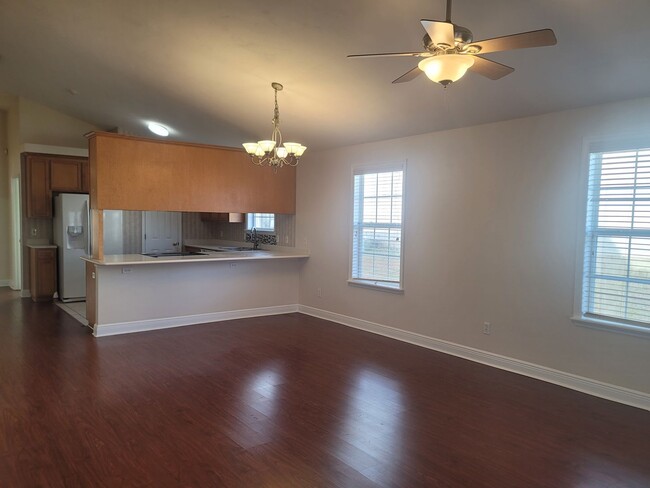 Building Photo - MODERN 3/2 w/ Garage, Spa Tub, Wood Floors...
