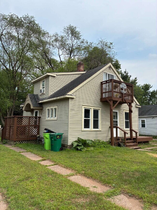 Building Photo - 1 Bedroom, 1 Bathroom, Additional Bonus Room and Detached Garage