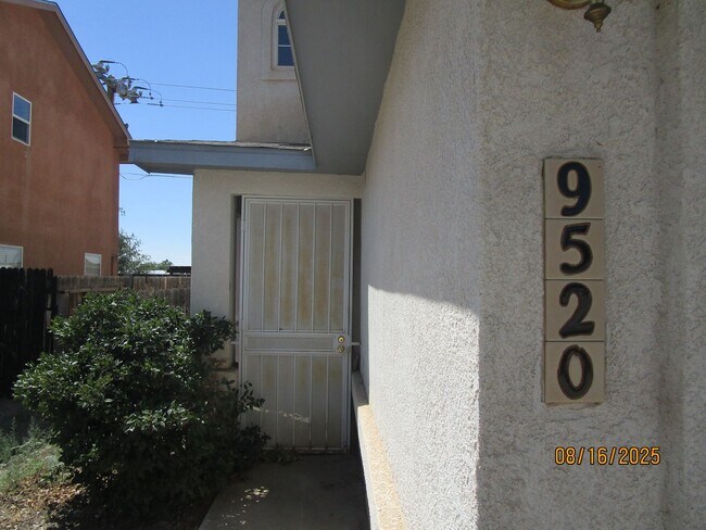 Building Photo - NW 3BR 2 1/2B 1605SF