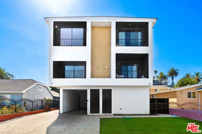 Building Photo - 2123 Cloverdale Ave