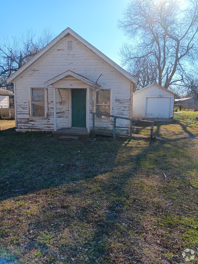 Building Photo - 115 N Pear St