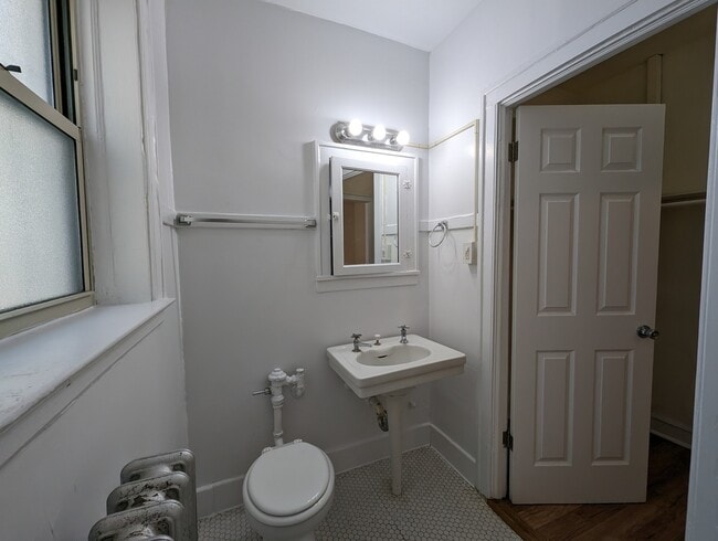 Building Photo - 2536 N Sawyer Ave