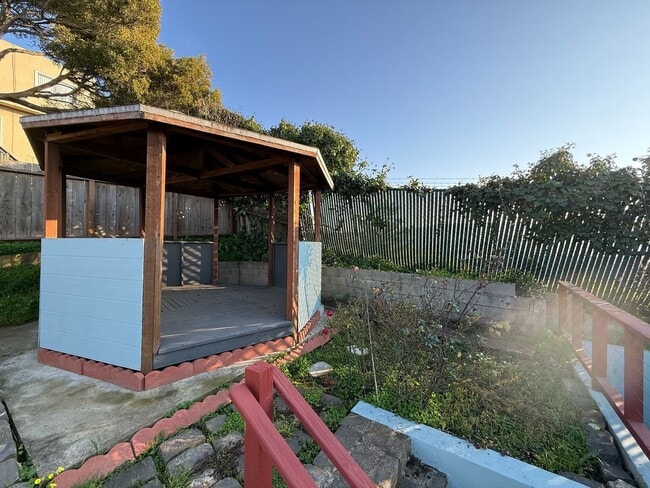 Building Photo - Spacious Home on a Quiet Cul-de-sac Near Little Hollywood