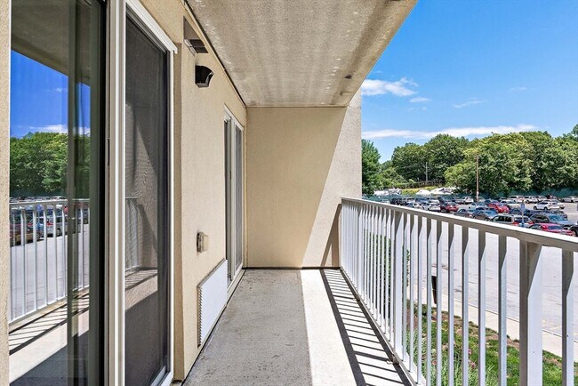 Building Photo - 200 Cove Way