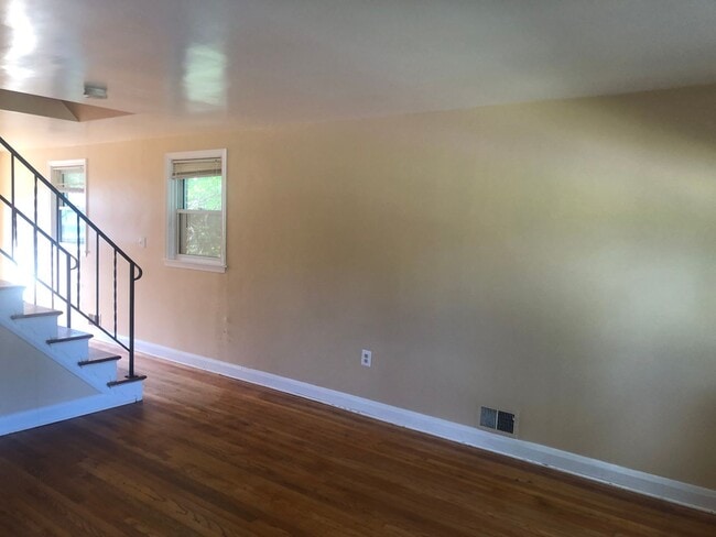 Building Photo - 3 BDRM 1.5 BTH in Baltimore City Sinclair Ln