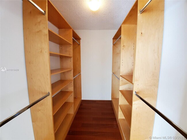 Building Photo - 9363 Fontainebleau Blvd