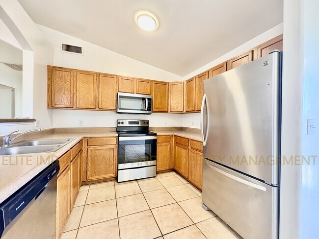 Building Photo - 3422 N Fontana Ave