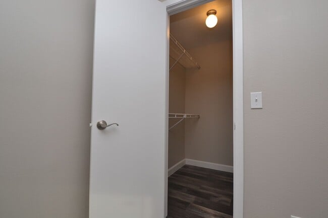 Building Photo - 1/1 Condo in Altamonte Springs ~ Gated Lak...