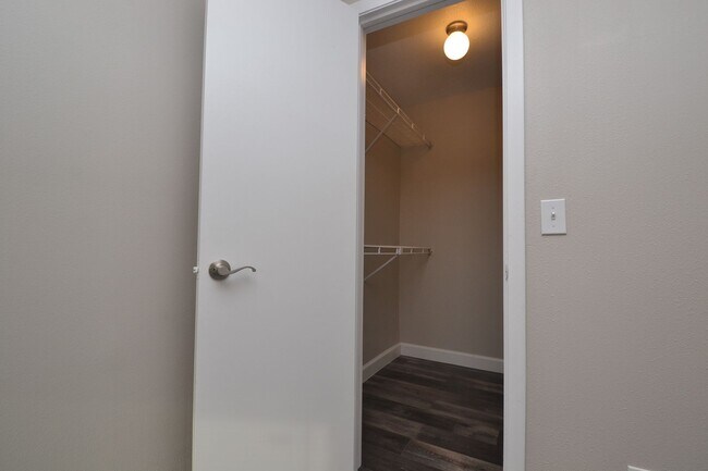 Building Photo - 1/1 Condo in Altamonte Springs ~ Gated Lakefront Community ~ LVP Flooring & Updated Kitchen/Bath!