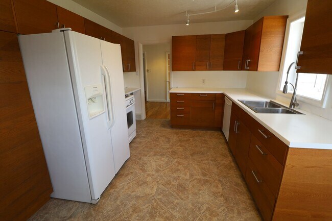 Building Photo - 360 N SF