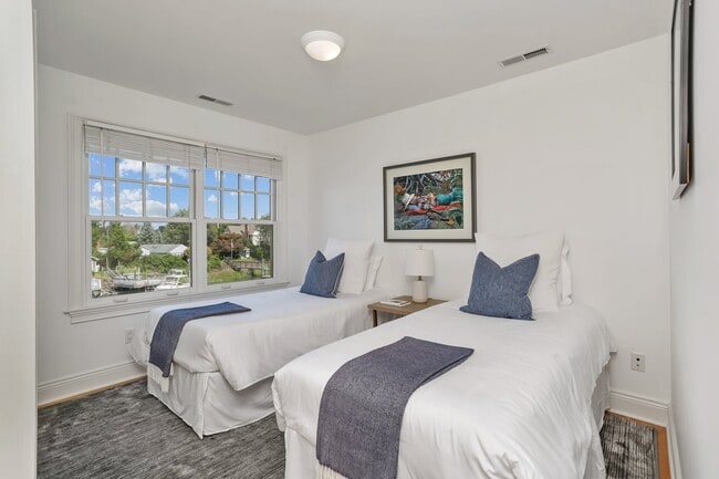 Building Photo - 1810 Fairfield Beach Rd