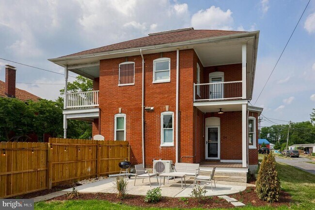 Building Photo - 136 E Harrisburg Ave