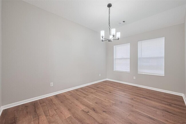 Building Photo - 12230 Hawthorne Hill Cir