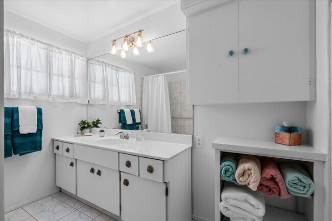 Building Photo - 572 N Calle Marcus