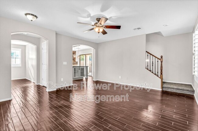 Building Photo - 2544 E Vermont Dr