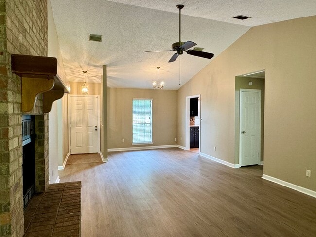 Building Photo - 3- Bedroom Gem !!