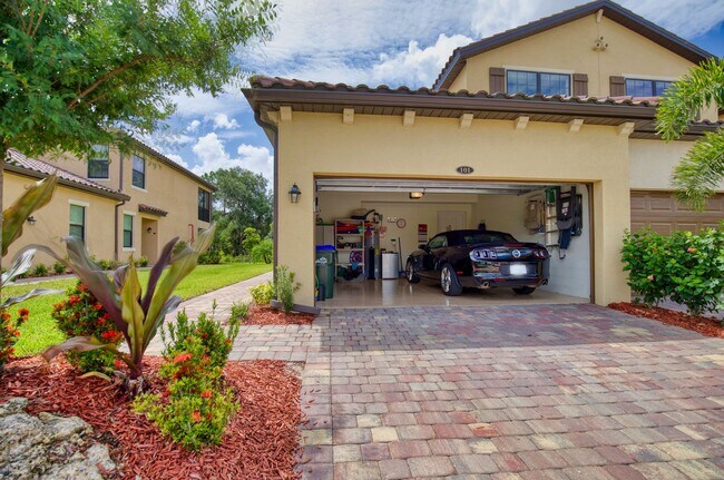 Building Photo - Seasonal Short-Term Coach Home 2-Bedrooms plus den, 2-Bath in Gran Paradiso!