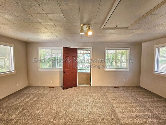 Building Photo - 4612 E 3rd St