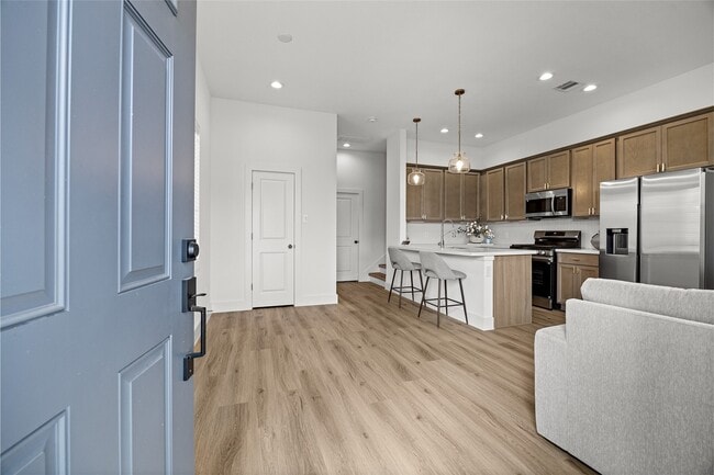 Building Photo - 1550 W Tidwell Rd