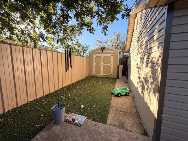 Building Photo - 829 W Madison Ave