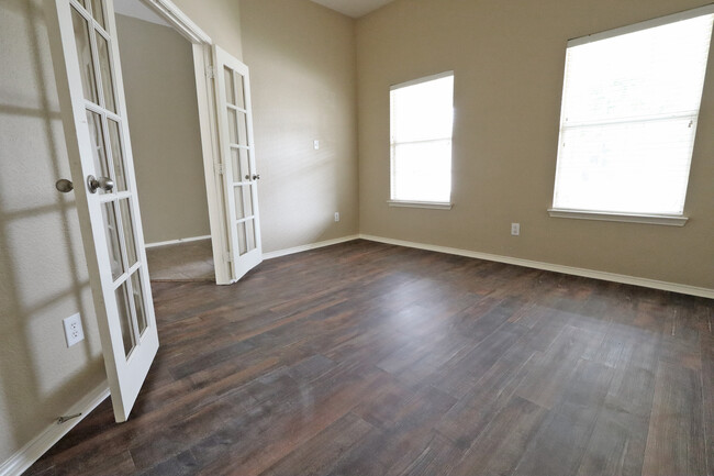 Building Photo - 1000 Warbler Ln