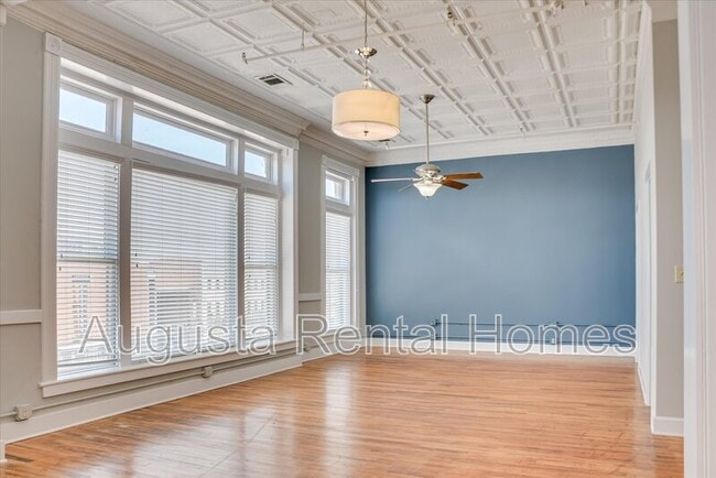 Building Photo - 1106 Broad St