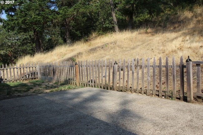 Building Photo - 3 Bedroom Home with Amazing Views