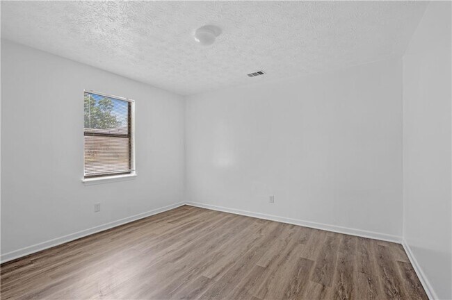 Building Photo - 233 Tanglewood Dr