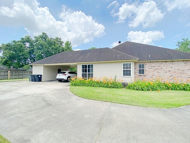 Building Photo - 4 Bedroom House Available Now in Riverbend...
