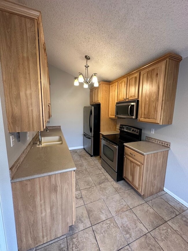 Building Photo - 2 BEDROOM, 1 BATHROOM, TOWNHOME IN THE AVE...