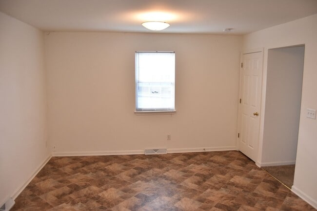 Building Photo - End Row Townhome w/ Garage