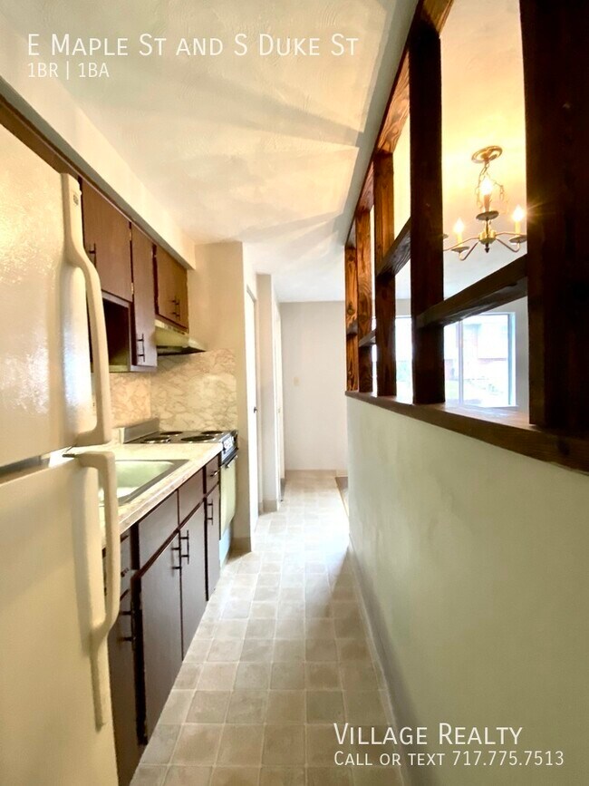 Building Photo - 461 E Maple St