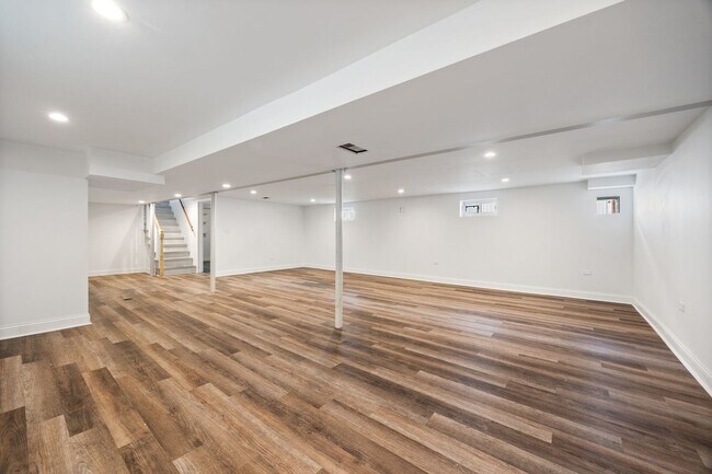 Building Photo - 4850 N Clifton Ave