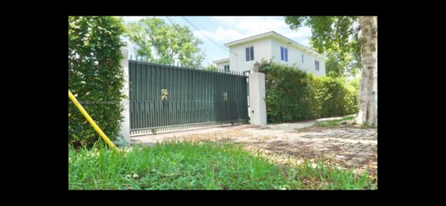 Building Photo - 1252 SW 13th Ave