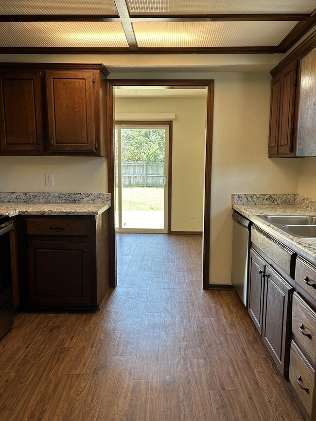 Building Photo - 214 Falcon Ct