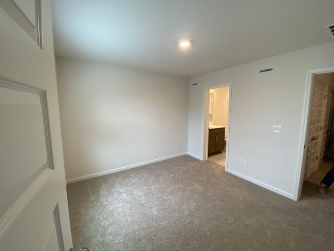 Building Photo - Brand New End Unit in Tulip Hills