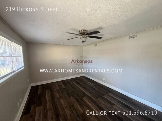 Building Photo - 219 Hickory St