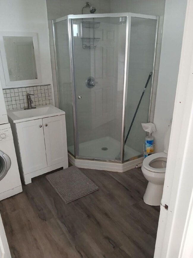 Building Photo - Great over sized ADU separate with private yard